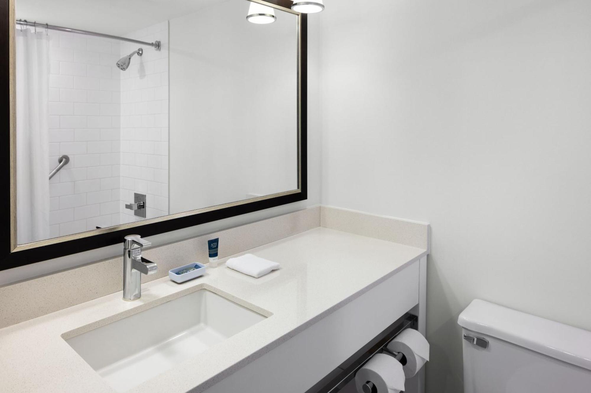 Four Points By Sheraton Edmonton South Экстерьер фото